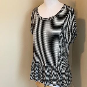 Loose-fitting tee with bottom ruffle